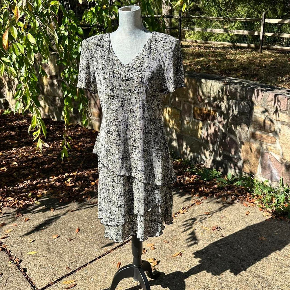 Tiered v-neck short sleeve midi dress vintage Size 12 Connected Apparel